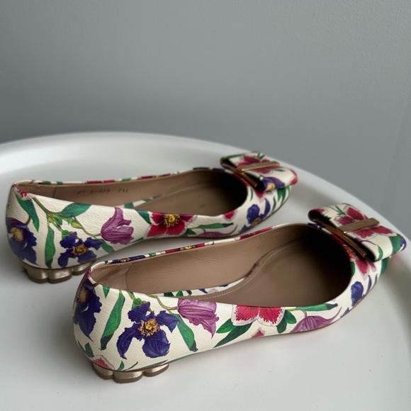 Salvatore Ferragamo Sarno Flower Heel shoes, leather, 0.6’ heel, US 7.5, Italy - Picture 3 of 4